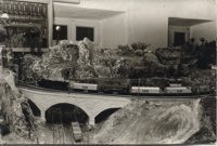 VAW-Zug fährt über Brücke